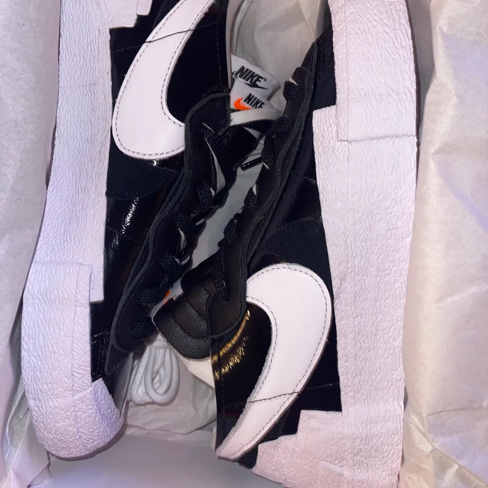 Nike Blazer Low / Sacai  Oanvända, säljes på grund av skorna är för små. Nypris 1399kr säljes för 800kr, men priset kan diskuteras 😊. Skor.