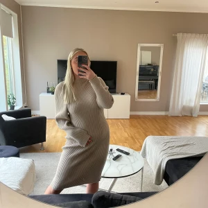 superfin stickad höstklänning - Grå/beige stickad klänning från Gina Tricot. Perfekt nu till hösten🤎 Köpte förra hösten för 549kr, i princip oanvänd. 