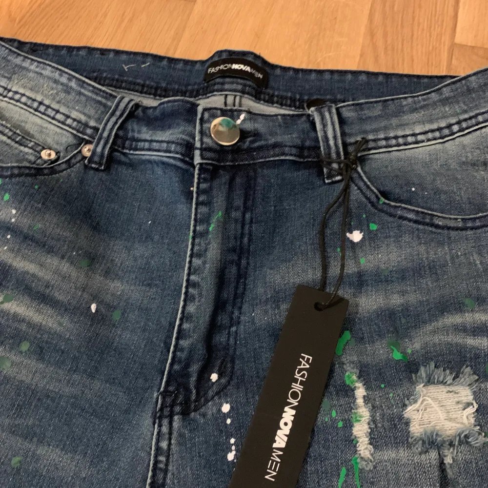 Herr jeans från Fashionnova helt nya med tag kvar, storlek 34 300kr. Jeans & Byxor.