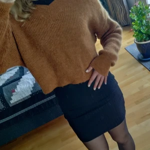 Stickad tröja  - Super fin stickad tröja med v-cut i storlek s. Nästan oanvänd och köpt från Gina. Väldigt höstig och i jättebra skick!! Köparen står för frakten.  🍂❤️