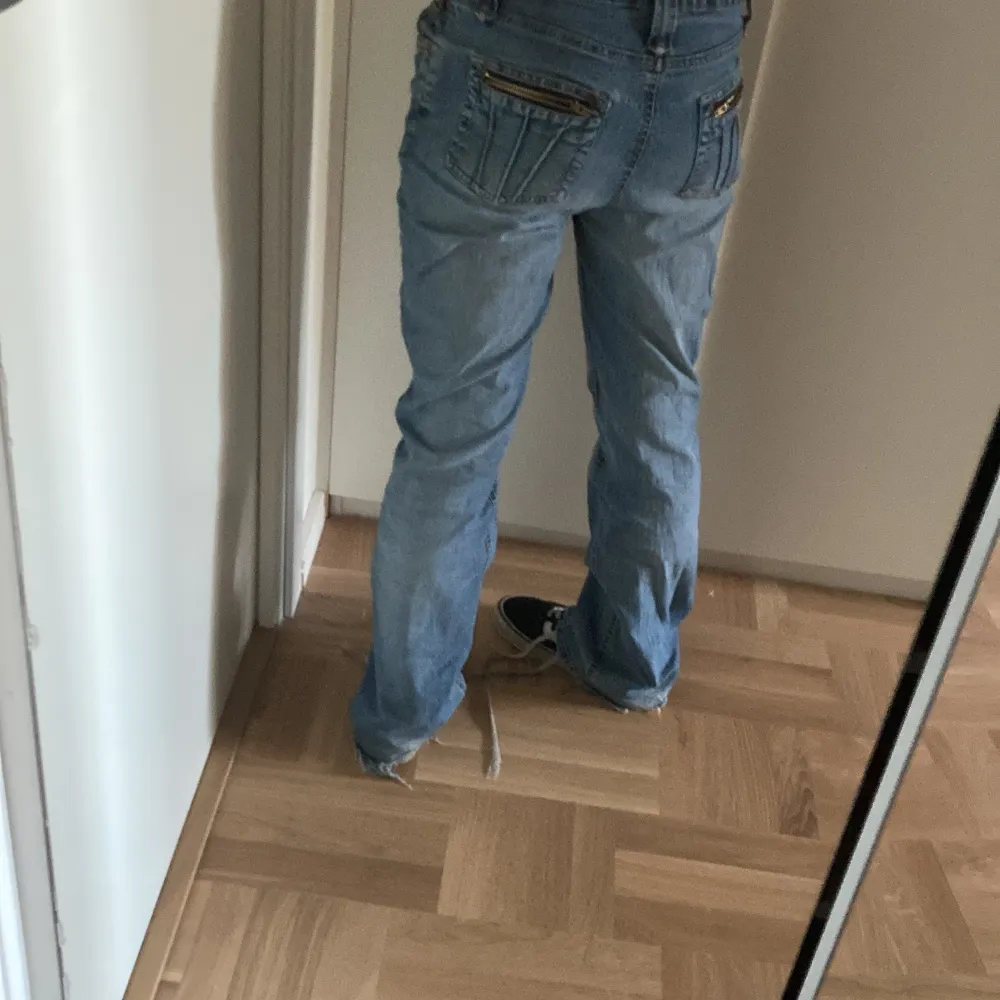 Säljer mina lågmidjade jeans då det inte är min stil längre! Kontakta vid frågor 💗köparen står för frakt. Jeans & Byxor.