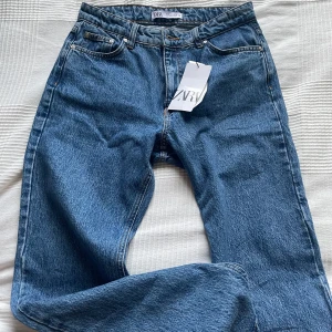 Midwaist jeans från Zara - Säljer ett par jättefina mid waist jeans från Zara som tyvärr är för korta för mig. (Jag är 172cm) aldrig använda köptes på rean därav priset 