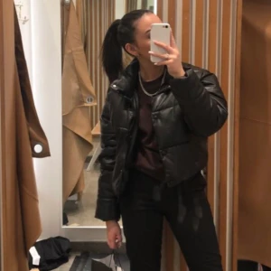 zara puffer - köpt förra vintern och användts sällan❤️Skitsnygg och najs material. Väldigt tjock så perfekt för en kall vinter. 