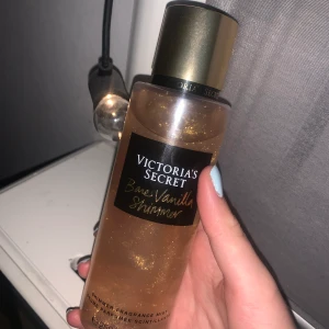 VS body mist - Jag säljer en VS body mist i Bare Vanilla Shimmer. 70kr + frakt som är 79kr . Använt kanske max 8 sprut. Startar budgivning eftersom många ville köpa