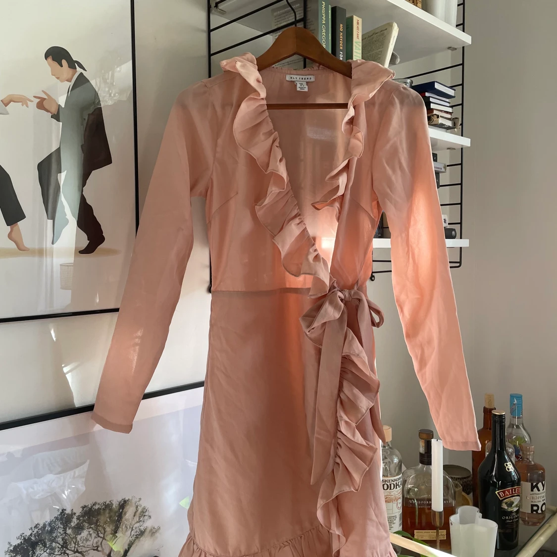 Rosa omlottklänning med volanger