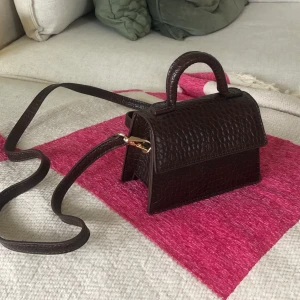 Liten brun handväska 🤎 - Såå söt handväska i brun läder imitation 🤎 mått: 15,5x14x7 cm. Frakt 57:- ✨i fint skick, använd väldigt få gånger 