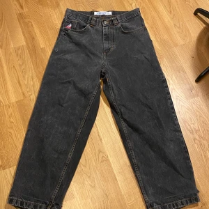 Big boy  - Håll vid högre fika och längst ner på båda byxbena 