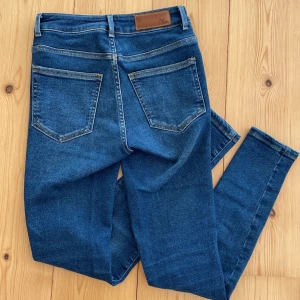 Skinny jeans från Bikbok - Mörkblå jeans från Bikbok i storlek XS men passar även S. Köpta för 600kr och är i mycket bra skick, pris kan diskuteras🤍(blev lite olika färg på bilderna)