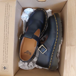 Dr Martens Polley Skor - Jättefina Dr Martens, perfekta till hösten❤️ Endast använda en enda gång, ligger kvar i skokartongen, och är alltså i väldigt bra skick! Nypriset var 1700kr. Kan mötas upp i stockholm, annars står köparen för frakt.