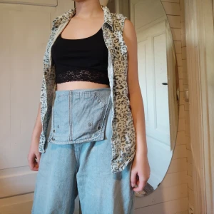Leopard mönstrad väst - En ljus blå väst med leopard mönster. Den var min storasysters innan jag fick den men kvaliten är fortfarande bra