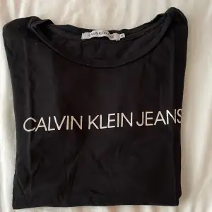 Calvin Klein T-shirt stl S använd några gånger!