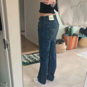Levis lowwaist jeans - Jeansen är i gott skick, dom är aningen slitna i färgen men jag vet inte om det är meningen eller inte. Dom sitter jättefint på kroppen, passformen är rak men baggy. Dom köptes på second hand förra året men jag har inte använt dom särskilt mycket.