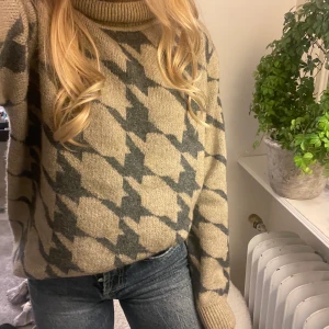 Stickad tröja - Stickad tröja, skön i materialet och använd 2 gånger! 