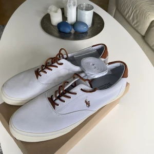 Ralph lauren skor - Säljer dessa skorna i storlek 47. Använd en gång bara men condition kan man ju bedöma själv enligt bilderna! Nypris var runt 1300.