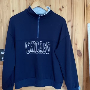 Chicgo tröja med dragkedja  - En fin tröja i träningsmaterial i fint skick. Säljs för att den inte används mer:) köpt på SHEIN för 149kr. Passar perfekt för allt. 