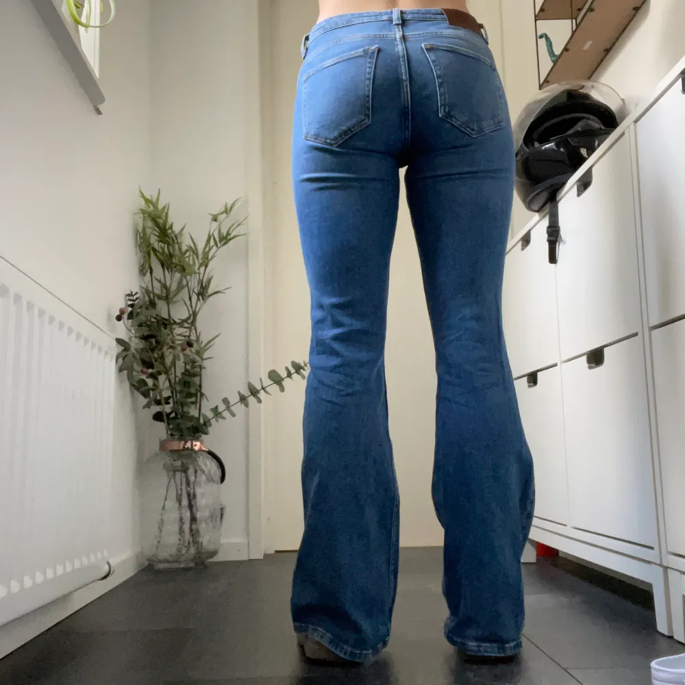 Säljer mina lågmidjade bootcut jenas från ONLY i storlek 28/32 (S) 💖💖 köparen står för frakten, nypris: 399kr, jag är 170cm💖midjemått: 68, innerbenslängen: 80 ❣️. Jeans & Byxor.