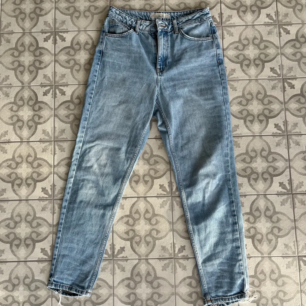 Klassiska mom jeans i storlek W28, L32, med rivet längst ner på byxbenen. De är inte speciellt stretchiga vilket jag gillar, har dock växt ur dem totalt och har därför ingen bild med dem på. Hög/mid rise.. Jeans & Byxor.