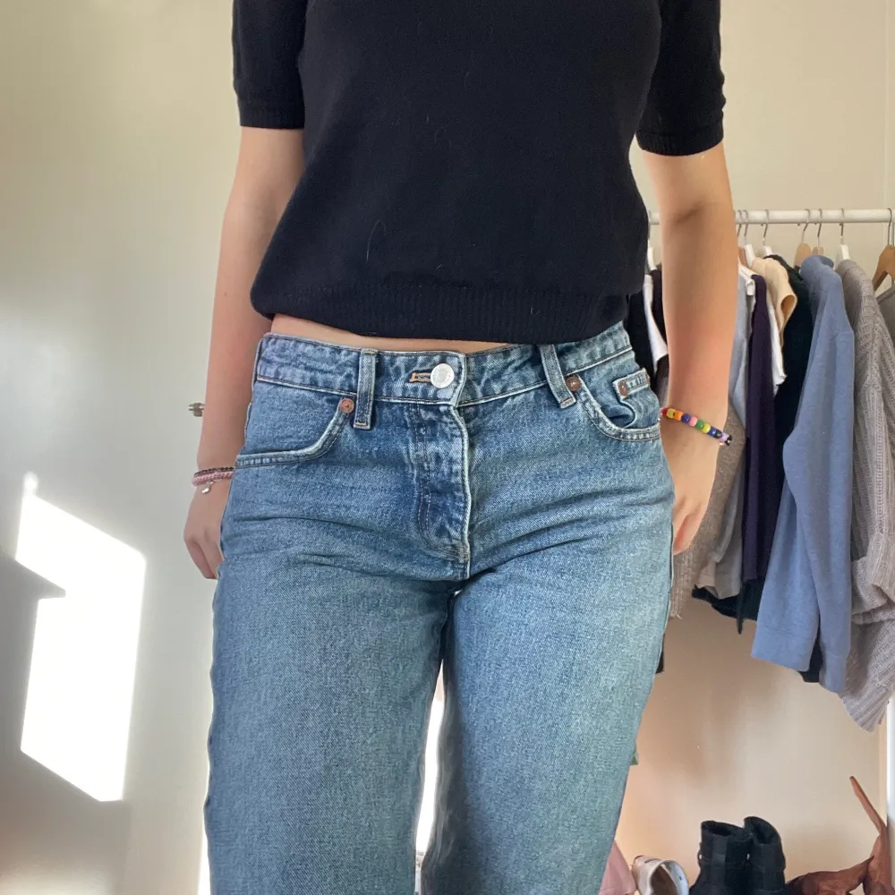 low/midwaist jeans från zara som är lite för långa för mig. Innerbenslängd är 83 cm, stl 36💕. Jeans & Byxor.