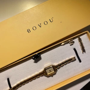 Bovou guld klocka  - Säljer min ur söta klocka från bovou, låda medföljer!! Säljer eftersom ja inte använder den så mycket☺️ köpte den för 1200, säljer den för 600