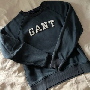 Gant Sweatshirt stl XS - Marinblå sweatshirt i från Gant i stl XS. Använd men i fint skick. Köparen står för frakten (har uppskattat pris här i annonsen men skickar bild på kvittot från posten när jag har varit där och vägt den)