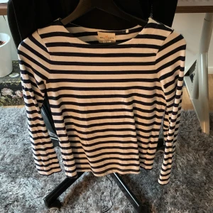 Randig tröja - En fin tröja från Lindex i märket Holy & white.