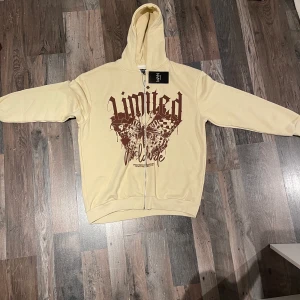 huvtröja  - Helt ny aldrig använt pga för stor för mig