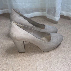 Klackskor pumps  - Storlek 40 men har själv 39 och passar perfekt, beige. 8cm klack