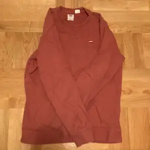 Levi’s tröja i färgen röd. Har använts fåtal gånger. Storlek S. Mötas gärn upp i centrala Stockholm. Kan diskutera priset. 