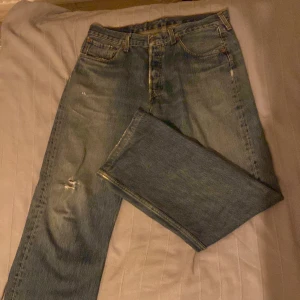 Levis jeans - Vintage baggy Levis jeans. Dom är lite slitna som design. Väldigt bra skick och inga problem.  Nypris 1000 jag säljer för 650kr. För frågor skriv.