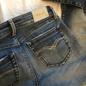 Lågmidjade Replay Jeans - Säljer mina assnygga, trendiga Replay Jeans som är flare i modellen. Dem är i väldigt fint skick och passar mig som har storlek 34, men passar säkert större eller mindre:) Kan skicka mått och fler bilder😊