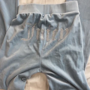 Juicy byxor - As sköna babyblå juicy byxor. använd endast 1 gång och säljer pga att dom inte kommer till användning❤️