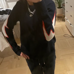 From future tröja - As cool tröja från from Future med så snygga detaljer på armbågarna!! Älskar verkligen den här tröjan. Så mjuk och skön också, 100% Kashmir 