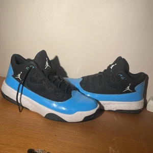 Jordan Max Aura 2 Blue - 10/10 cond  Köpt för 1100  Resell : 2554,65kr Pris kan diskureras 