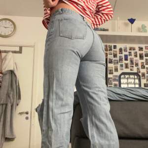 ett par jeans från zara i storlek 36, köparen står för frakten