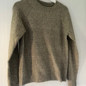 Stickad tröja - Stickad from veromoda, skön och stilren i en grågrönbrun färg! 