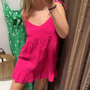 Söt rosa klänning från zara, lätt att bara slänga på sig och se bra ut! 