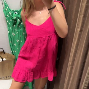 Klänning  - Söt rosa klänning från zara, lätt att bara slänga på sig och se bra ut! 