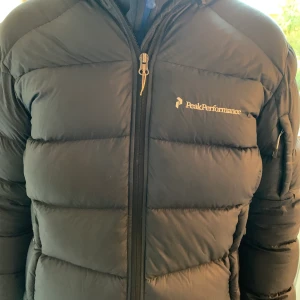 Peak performance jacka  - Storlek m, i väldigt bra skick. Köpt för 2700kr! köparen står för frakten! 