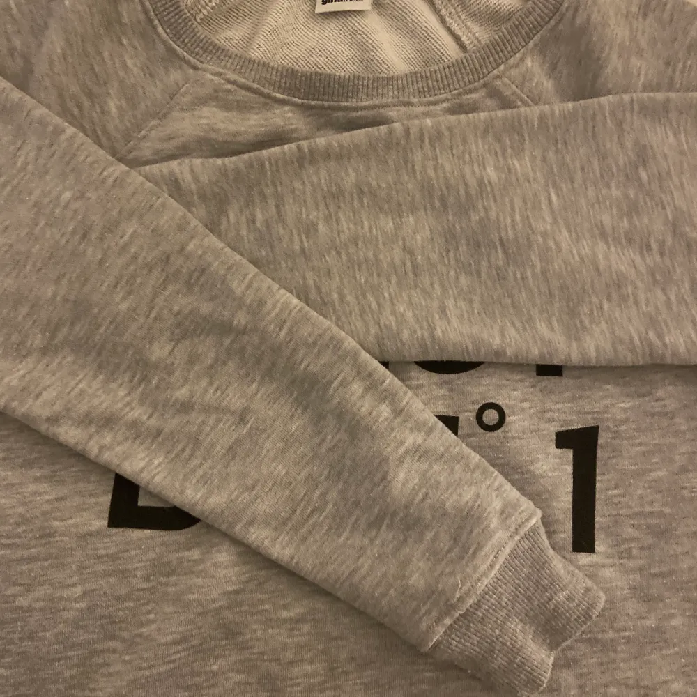 Säljer nu denna gråa tröja ifrån ginatricot då den inte kommer till användning. Så mjukt material. 100kr+frakt! För fler bilder kom privat och pris kan diskutera vid snabb affär! 🥰. Tröjor & Koftor.