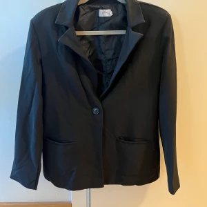 Hoss x Nakd Blazer - Superfin Svart Blazer från NA-KD x Hoss, Strl 38💛