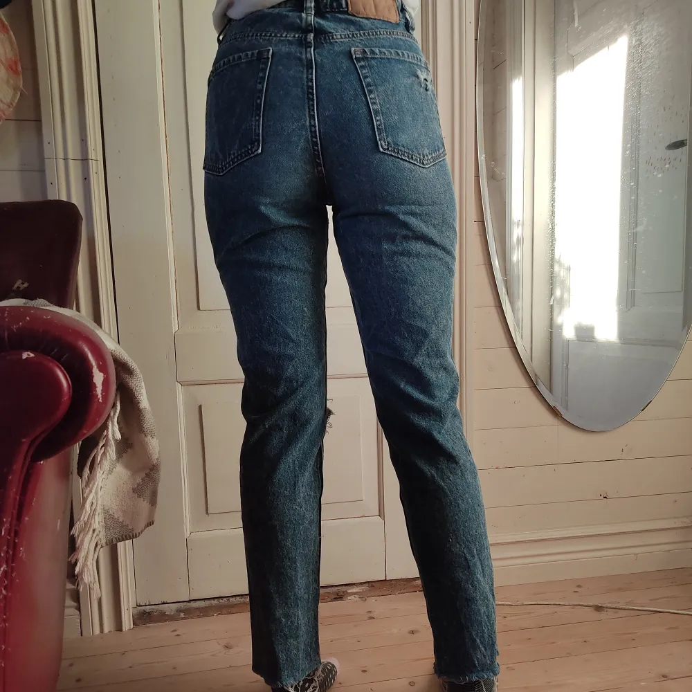 Ett par jeans med coola tygmärken av olika motiv påsydda. Jag köpte dem secondhand och har älskat dem men nu passar de inte. Det står att de ska vara str 36 men skulle säga att det nog passar en str 34 bättre.. Jeans & Byxor.