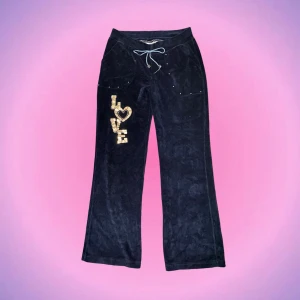 Lågmidjade mjukisbyxor - Intressekoll på mina favvomjukis som tyvärr inte passar mig längre😩De är lågmidjade och liknar juicycouture byxor🙌🏼🙌🏼 Ser nästan svarta ut på bilden men är marinblå och texten är silvrig. Midjemått: 39cm och innerbenslängd: 77cm. Skriv privat vid intresse💖