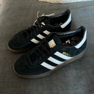 Adidas sneakers  - Säljer dessa populära adidas spezial. Helt oanvända. Köparen står för frakten. Kan annars mötas upp på Kungsholmen. 🫶🏼 
