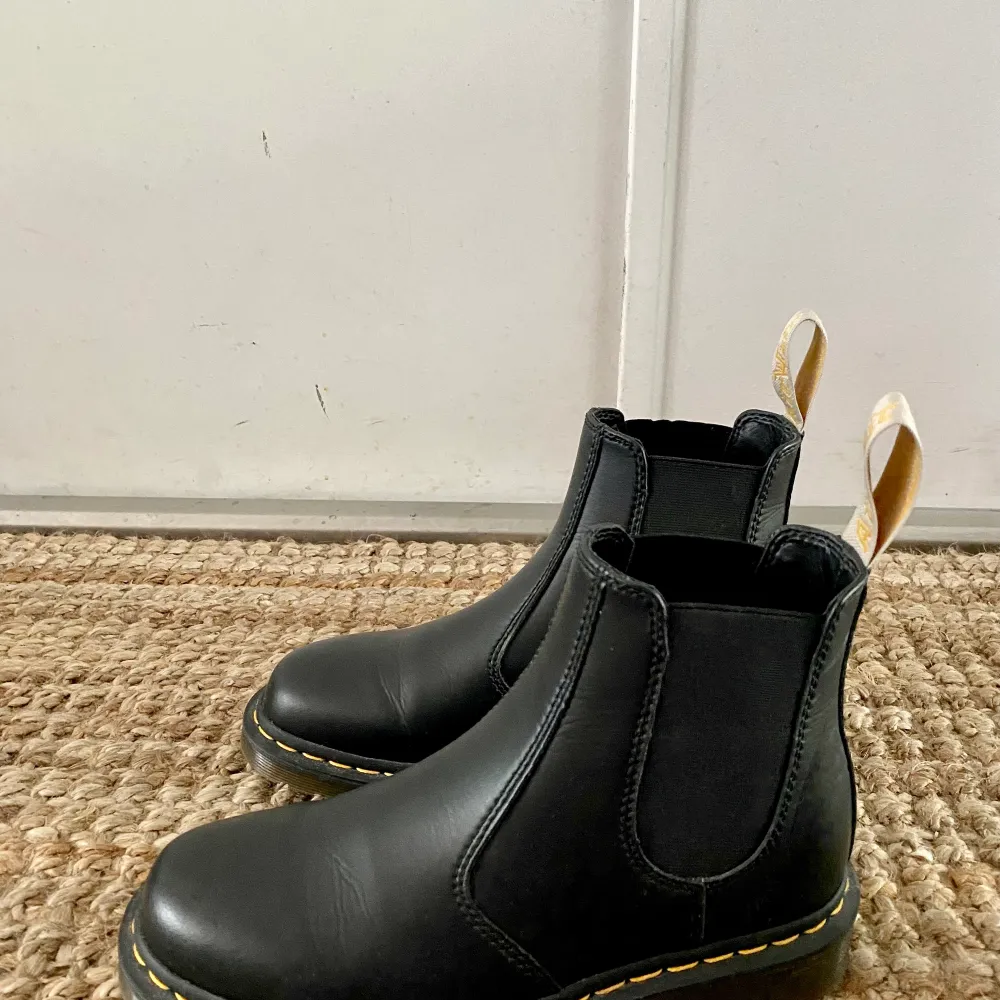 Säljer ett par nästintill oanvända Dr. Martens i storlek 40. Jag tog en storlek större då de är små i storlek. Nypris 2000kr. De är veganska! 💗. Skor.