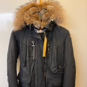 Vinterjacka - Säljer min fräscha djur och rökfria parajumpers vinterjacka i strl xs men passar mig som är M, använd i gott skick, inget kvitto finns då jag köpt den på andrahand men den är givetvis äkta