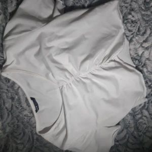 Crop topp ifrån shein  - Säljer denna cropade tshirt i strl medium. Mer som en S   30pp