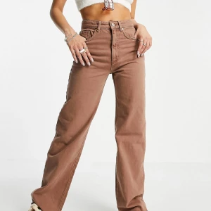 Bruna jeans - Bruna jeans som sitter midwaist. Använd ett antal gånger. Säljer för 200 kr. 
