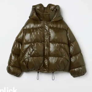 Jacka  - Intressekoll på denna gröna jacka från hm. Köpt förra vintern och använd ett fåtal gånger, men är i superfint skick! Säljer endast vid bra pris. Om flera är intresserade blir det budgivning. Lägg endast bud om du vill köpa jackan 🥰 TRYCK INTE KÖP KÖP NU ❌