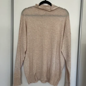 Beige tröja  - Ljusbeige långärmad tröja från märket Natura. Storlek L i väldigt gott skick. 