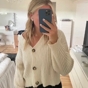 Stickad tröja - Stickad tröja/kofta från chiquelle. Sparsamt använd. Köparen står för frakten💕💕